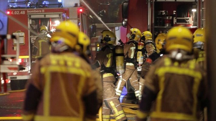 Telediario 1 - Al menos dos muertos y tres heridos graves en el incendio de una nave ocupada en Badalona