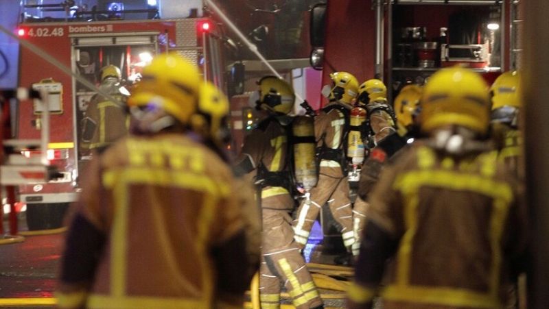 Al menos dos muertos y tres heridos graves en el incendio de una nave ocupada en Badalona