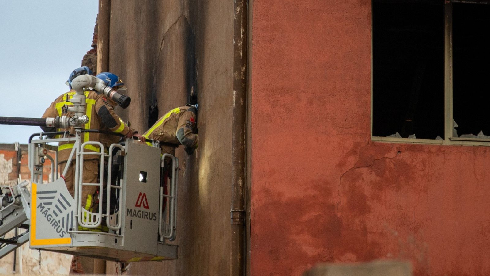 Al menos dos muertos y 18 heridos en el incendio de una nave ocupada en Badalona