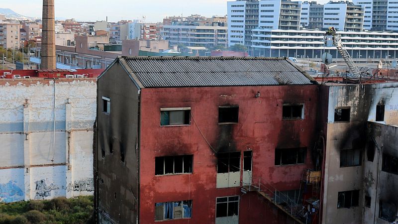 Continuen les tasques d'extinció en l'incendi de Badalona que s'ha cobrat almenys dues víctimes