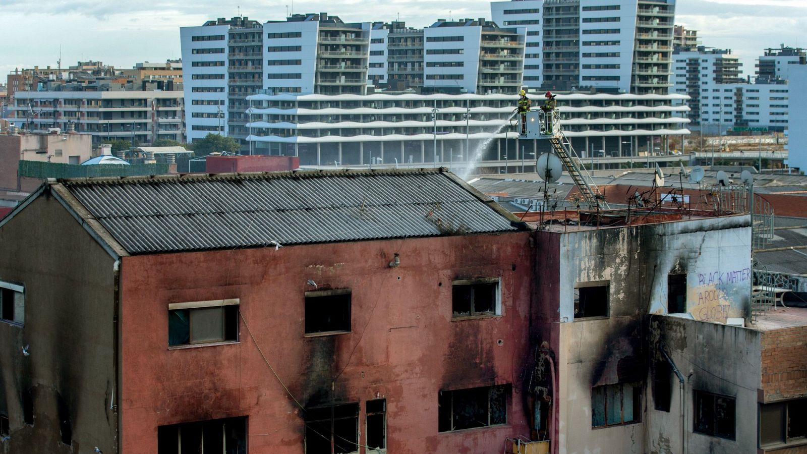 Los bomberos localizan un tercer cadáver en la nave incendiada de Badalona