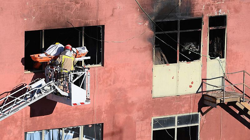 El incendio en la nave de Badalona deja al menos tres muertos y siete heridos graves