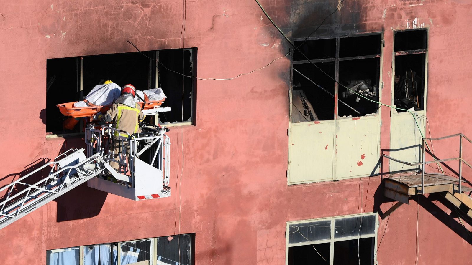 El incendio en la nave de Badalona deja al menos tres muertos y siete heridos graves