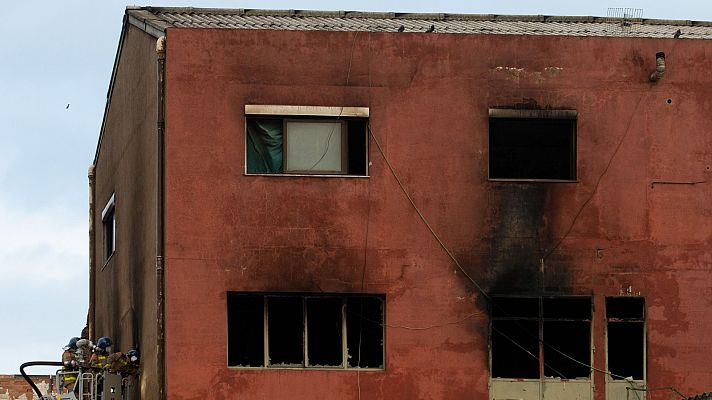 La nave incendiada en Badalona, okupada desde 2008 