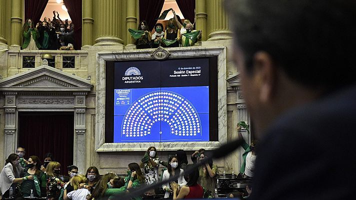 Telediario 1 - La Cámara de Diputados argentina aprueba la ley del aborto y pasa al Senado
