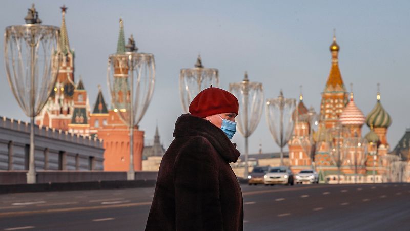 Coronavirus - La incompatibilidad de beber alcohol con la vacuna Sputnik genera controversia en Rusia - Telediario 1 | Ver