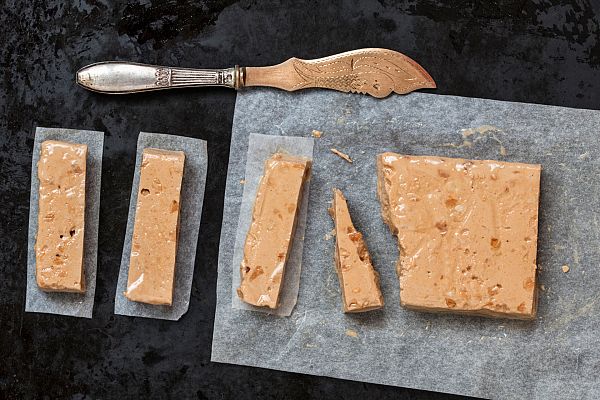 ¡Al rico turrón de Jijona!