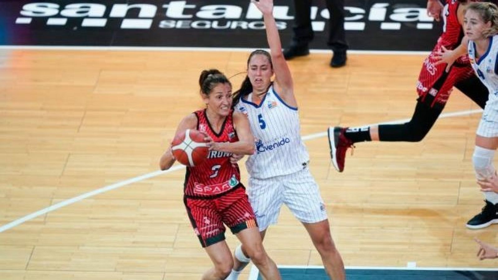 Liga femenina Endesa | Pefumerías Avenida vence a Spar Girona en el Clásico