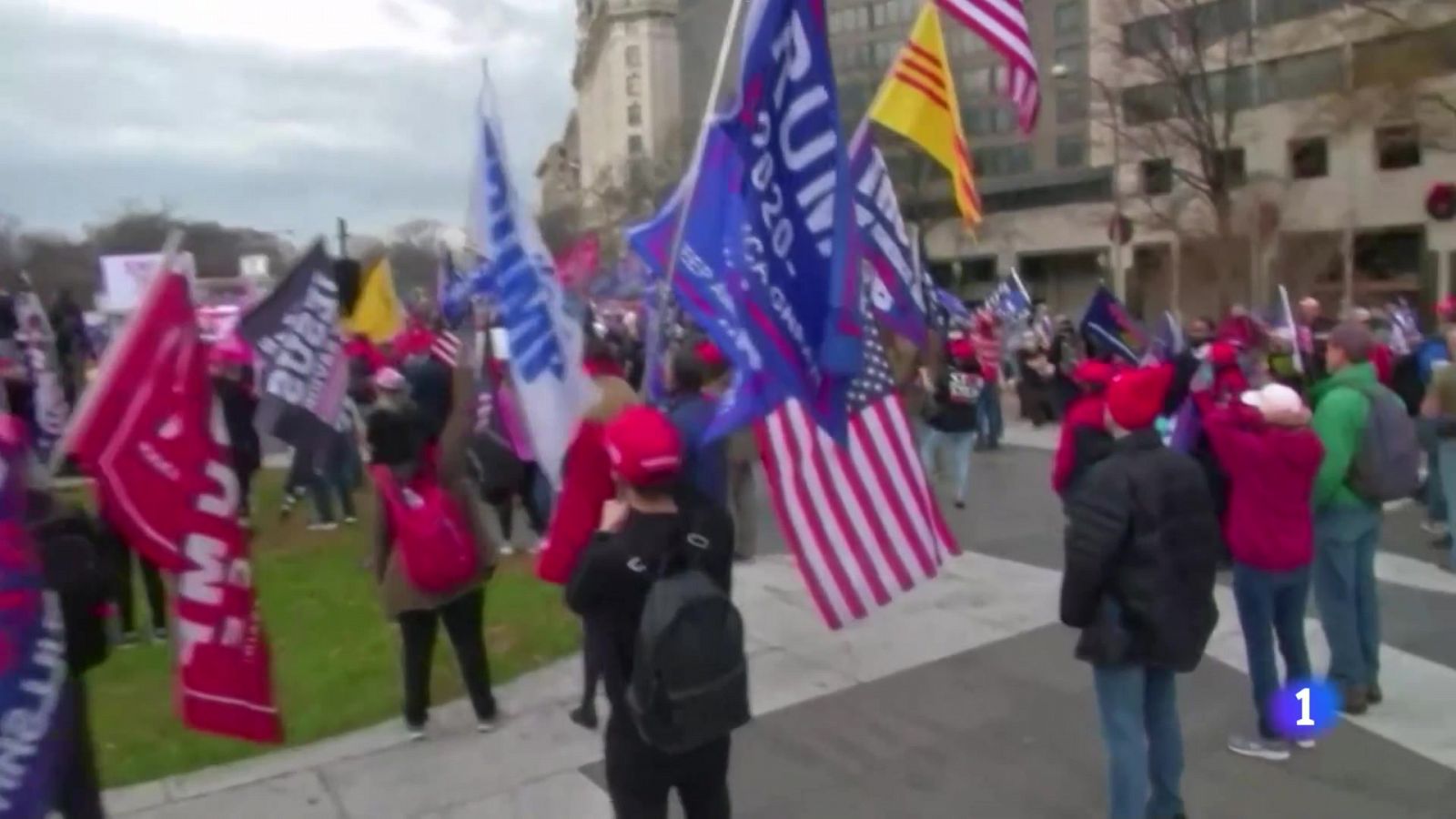 Miles de seguidores de Trump se vuelven a manifestar en Washington para denunciar "fraude masivo" y "robo electoral" | Ver