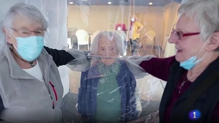 Telediario 1 - La "burbuja del abrazo", un consuelo para los mayores que viven en residencias