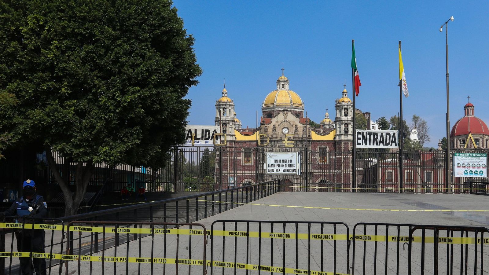 La Basílica de Guadalupe en Ciudad de México, cerrada a los fieles por la pandemia