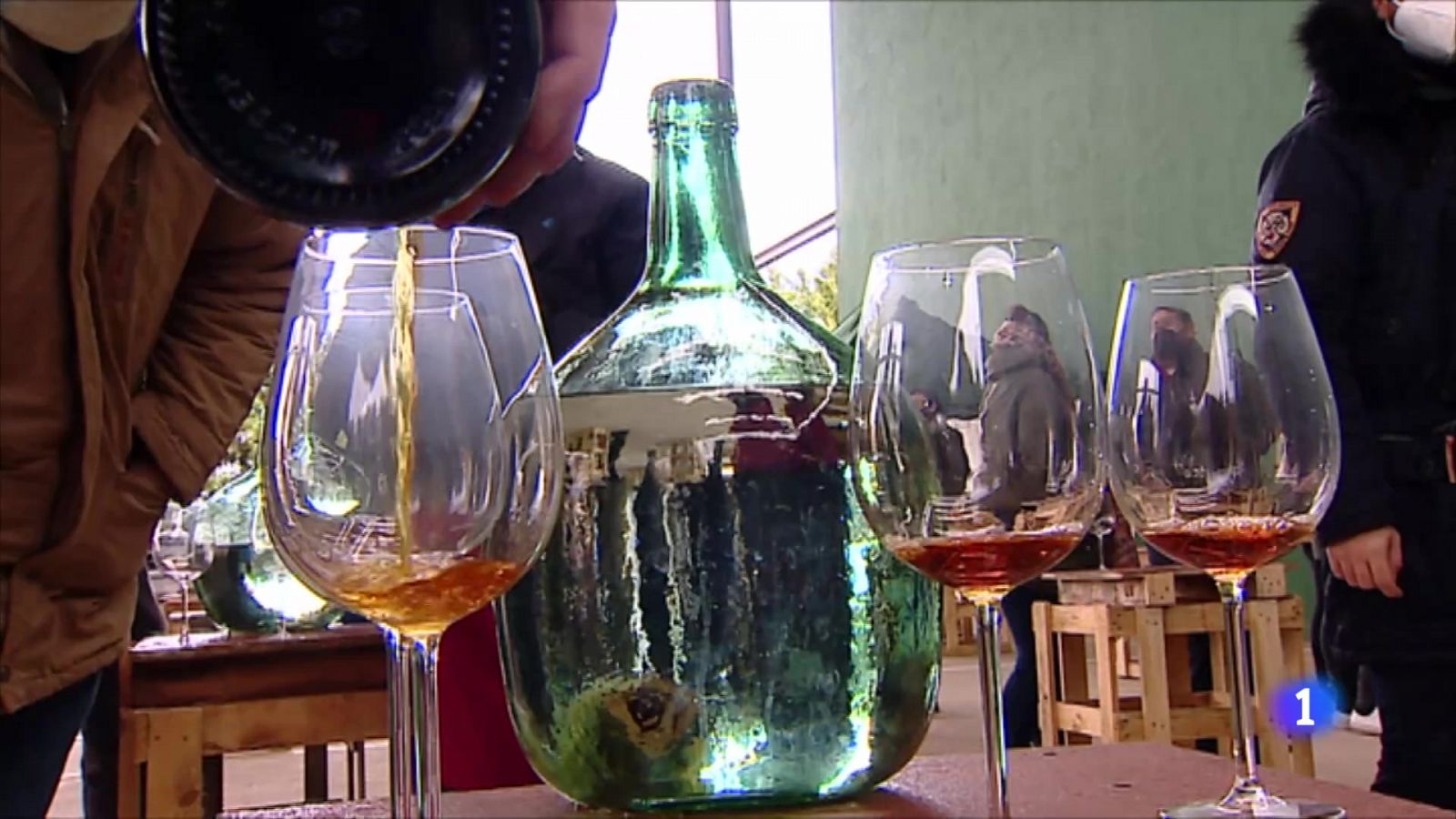 En las barricas de las legendarias bodegas riojanas no solo se almacena vino - RTVE.es