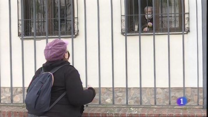 Especial Coronavirus - Familiares de ancianos en residencias esperan una Navidad en la que poder ver a sus mayores con seguridad