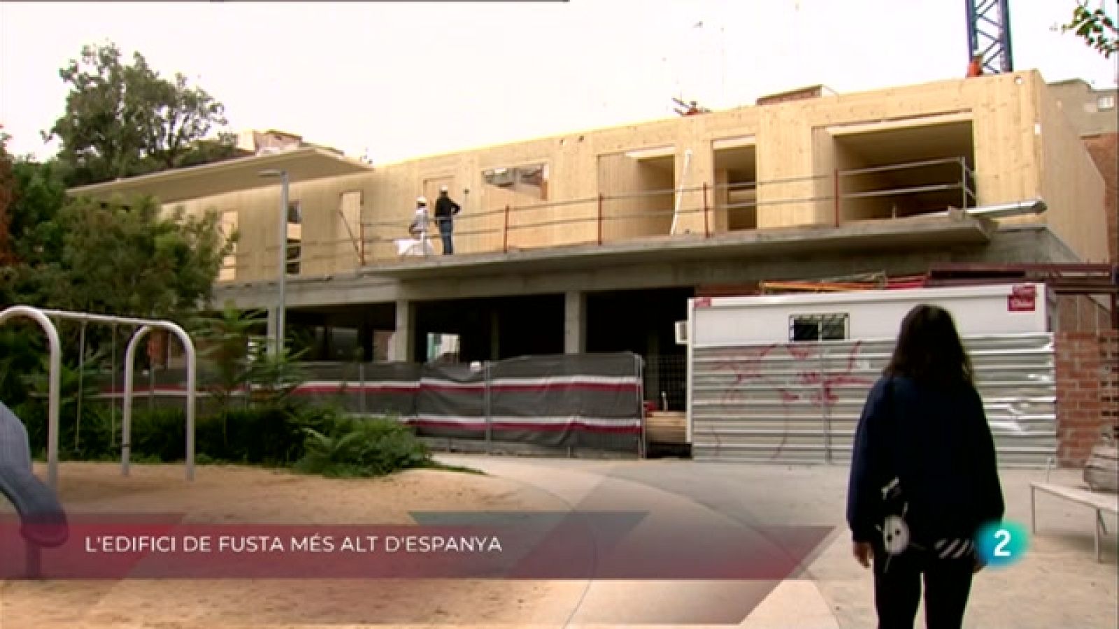 Edifici de fusta, Escola al carrer i Jardinet de gats a La Metro