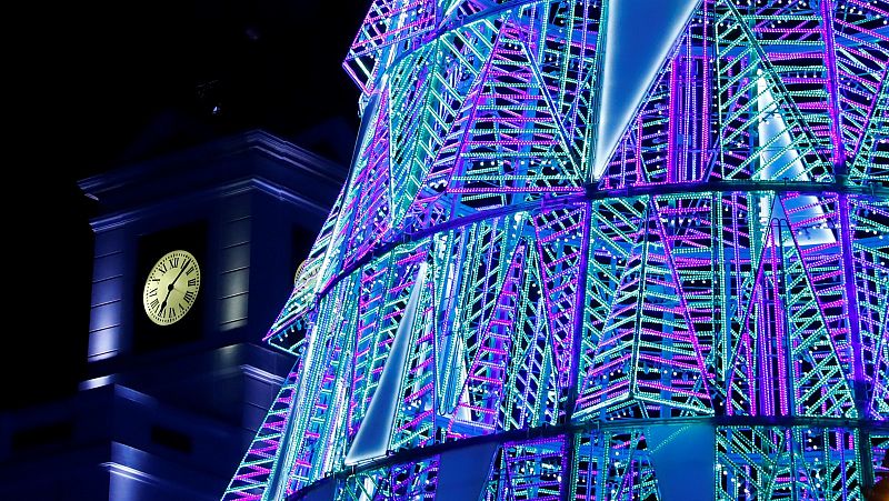 El reloj de la Puerta del Sol se pone a punto para despedir el año de la pandemia