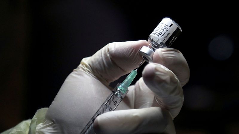 La autorización europea de la vacuna contra el coronavirus, "más lenta", pero "más protectora"