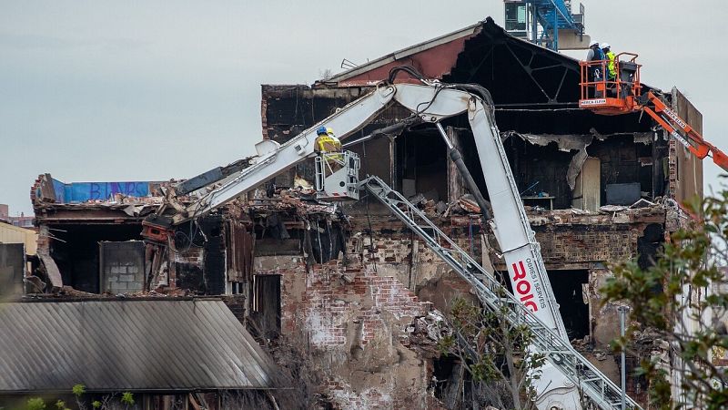Encuentran una cuarta víctima mortal en la nave incendiada en Badalona