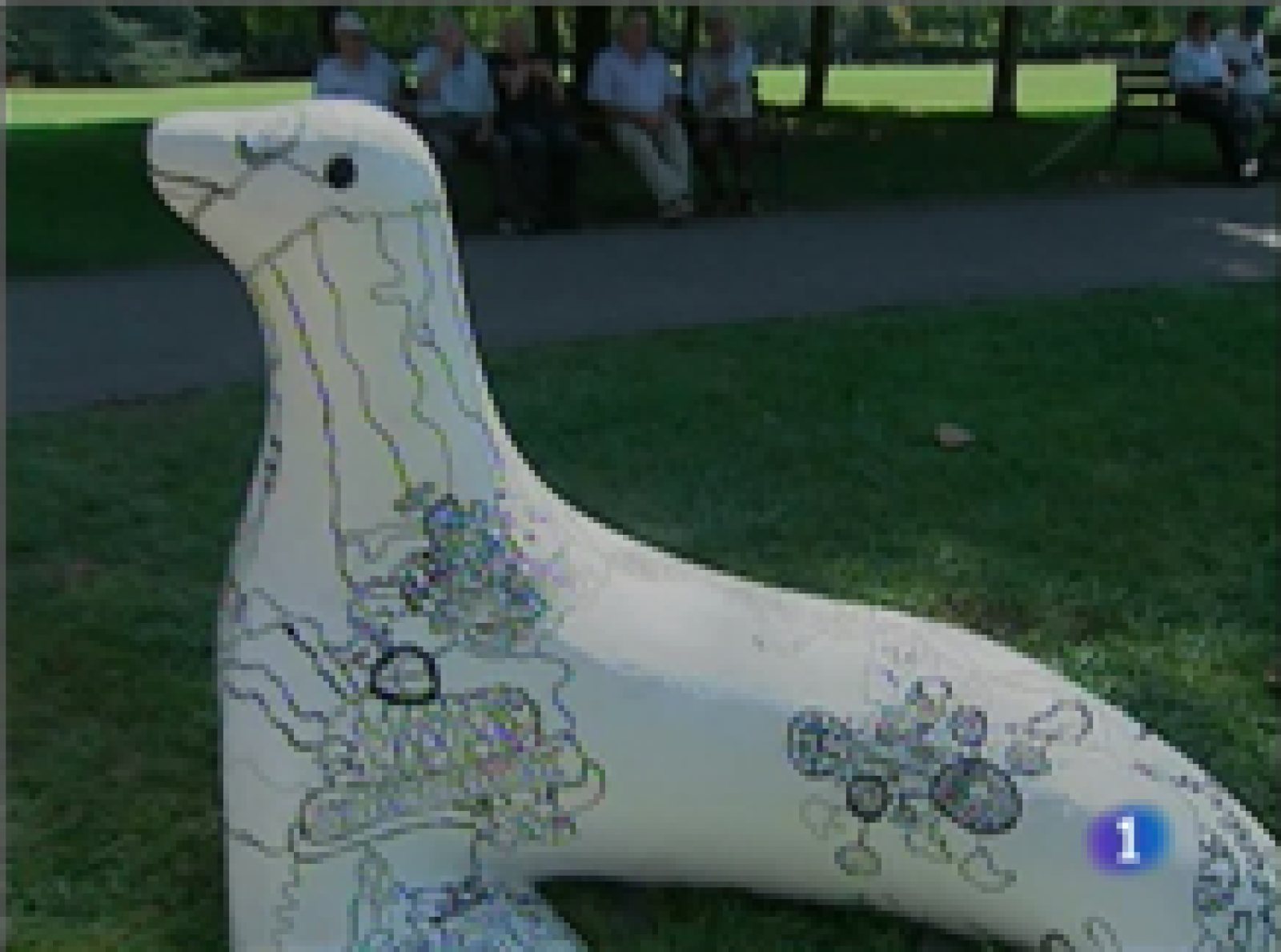   Veinte focas "han tomado" el Parque Ferrera de Avilés: la memoria de pescadores y vecinos sirve de inspiración al arte hecho por los jóvenes. El gobierno resta importancia a la deuda que tendrá que abonar Asturias al Estado por la caída de la recaudación en 2008. A partir de septiembre, el Principado y los ayuntamientos pondrán en marcha un plan de empleo local que dará trabajo a 600 personas que han agotado la cobertura del paro. Excavaciones arqueológicas realizadas en los sótanos del Arzobispado de Oviedo sacan a la luz un gran edificio Prerrománico. El Real Oviedo se ha clasificado en la Copa del Rey al ganar al Alcalá.