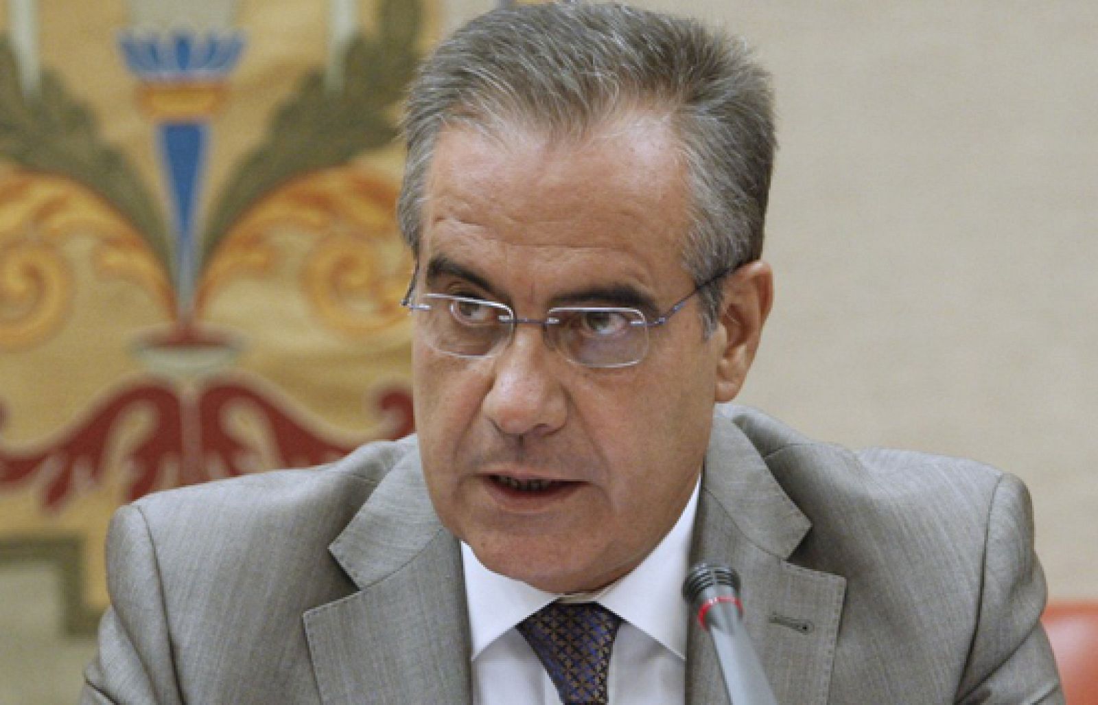 Corbacho ha anunciado que la ayuda de 420 euros mensuales a parados que agoten su prestación, se financiará con un suplemento de crédito con cargo al Servicio Público de Empleo. El Ministro, también ha criticado la postura de la patronal ante el Diálogo Social.