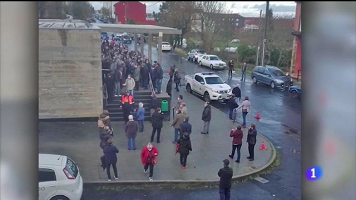 Telexornal - Galicia - Aglomeración de veciños en Mazaricos para facer PCR