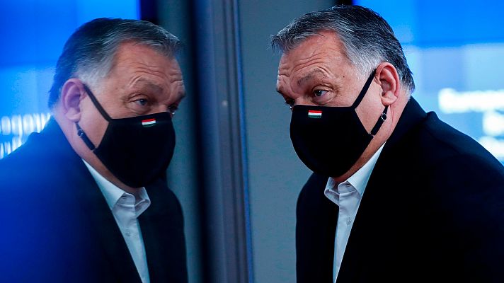 Telediario 1 - Hungría impide por ley la adopción a parejas homosexuales