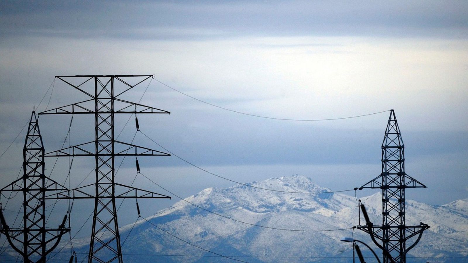 El Gobierno crea un fondo para abaratar la factura de la luz un 13 % en cinco años