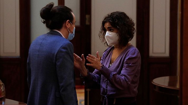 Telediario 1 - Discusión entre Iglesias y María Jesús Montero en los pasillos del Congreso: "No seas cabezón"