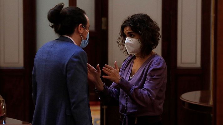 Telediario 1 - Discusión entre Iglesias y María Jesús Montero en los pasillos del Congreso: "No seas cabezón"