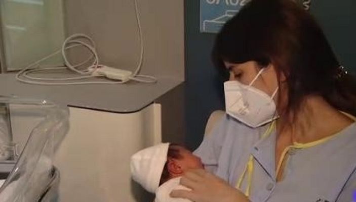 Telediario 1 - El embarazo diferente de las madres de la denominada 'generación covid'