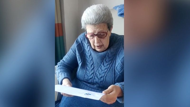 Mercedes recibe una felicitación navideña enviada a través de la iniciativa 'Una carta para un abuelo'