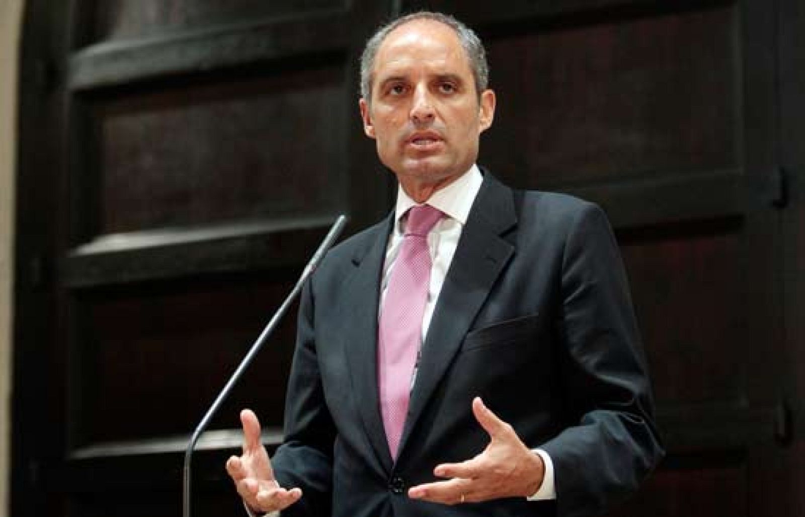 El president de la Generalitat Valenciana, Francisco Camps, ha anunciado la composición de su nuevo gobierno, que se limita a un cambio de carteras de cinco de sus trece integrantes, decisión que ha justificado en los excelentes resultados electorales obtenidos por el PP.