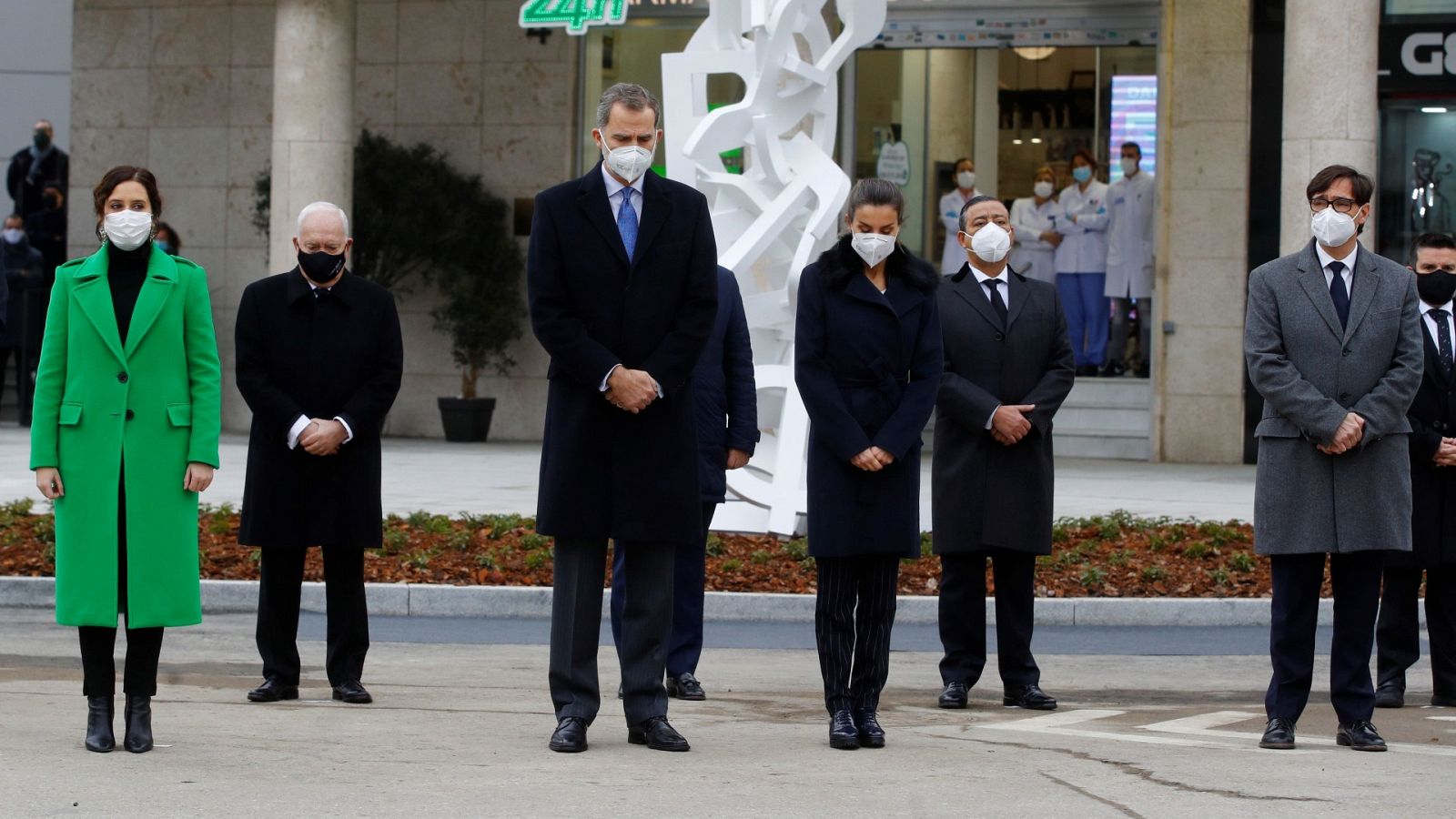 Los reyes inauguran el monumento en homenaje a los sanitarios