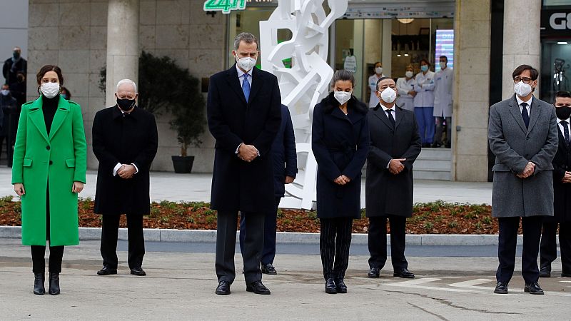 Los reyes inauguran el monumento en homenaje a los sanitarios entre gritos de "Illa dimisión"