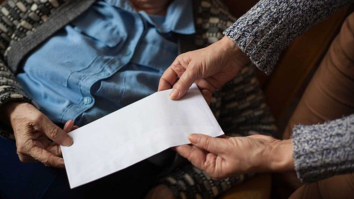 Telediario 1 - 360.000 mayores viven en residencias en España y muchos no podrán reunirse en Navidad con sus familias