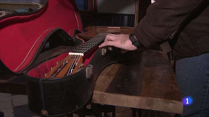 Telediario 1 - Varios artistas homenajean en un disco al cantautor granadino Carlos Cano cuando se cumplen 20 años de su muerte