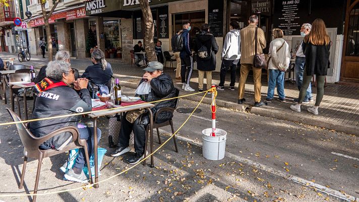 El alza en los contagios fuerza a las comunidades a más restricciones en Navidad