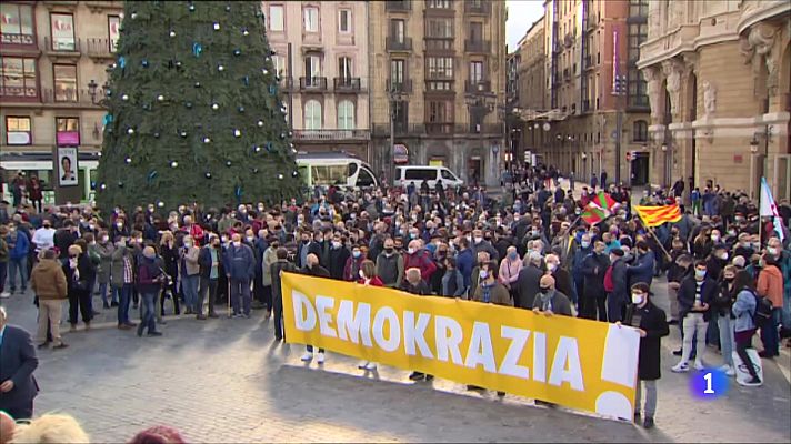 Telediario 1 - Protestas en Euskadi y Navarra contra la decisión del Supremo de que se repita el juicio por el caso Bateragune
