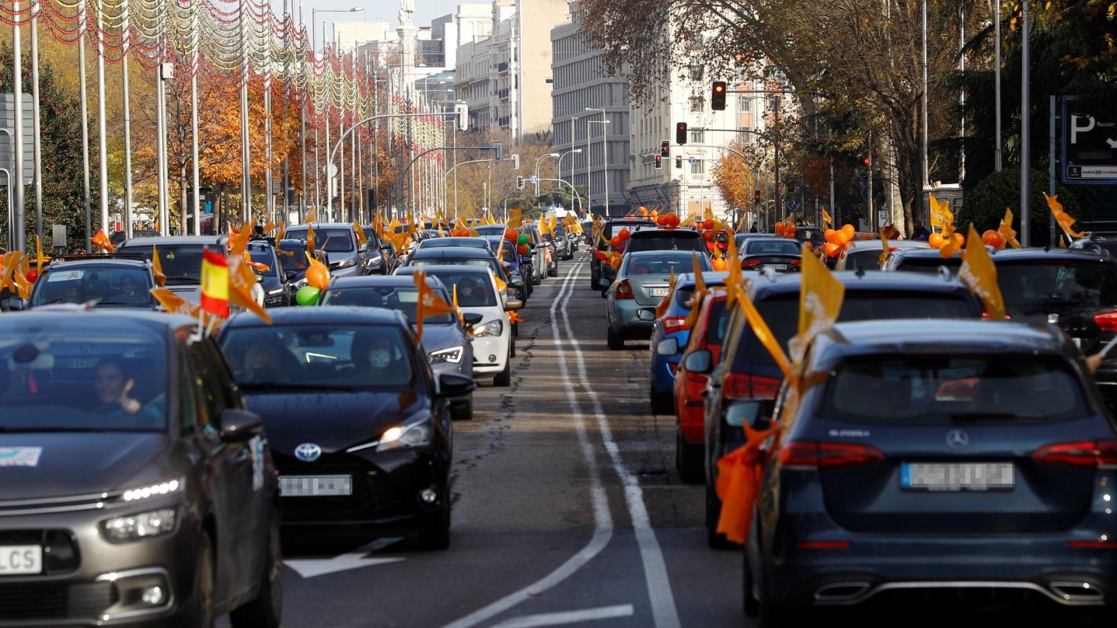 El Paseo de la Castellana en Madrid vuelve a llenarse de coches contra la 'ley Celaá'