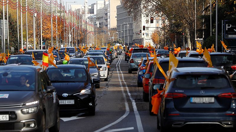 El Paseo de la Castellana en Madrid vuelve a llenarse de coches contra la 'ley Celaá'