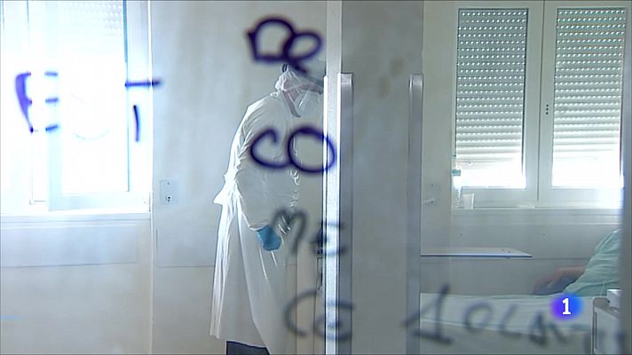 Salvo el personal sanitario, los sacerdotes son las únicas personas autorizadas para circular libremente por los hospitales y hacen de interlocutores con las familias como con los médicos