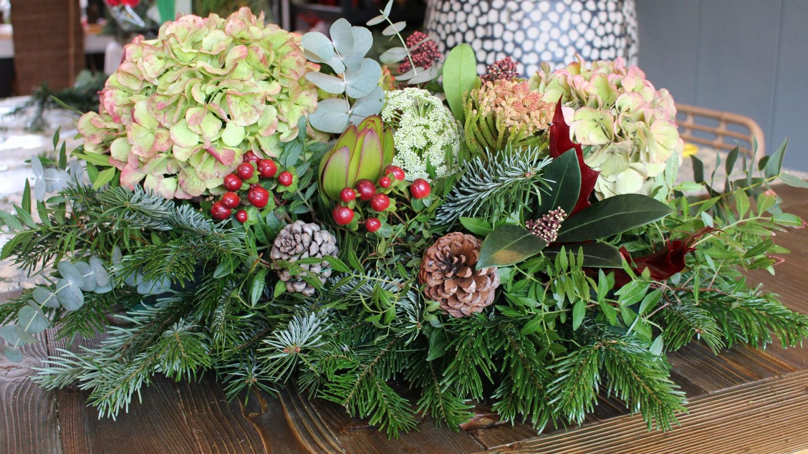 Haz tu propio centro de plantas para decorar la mesa en Navidad