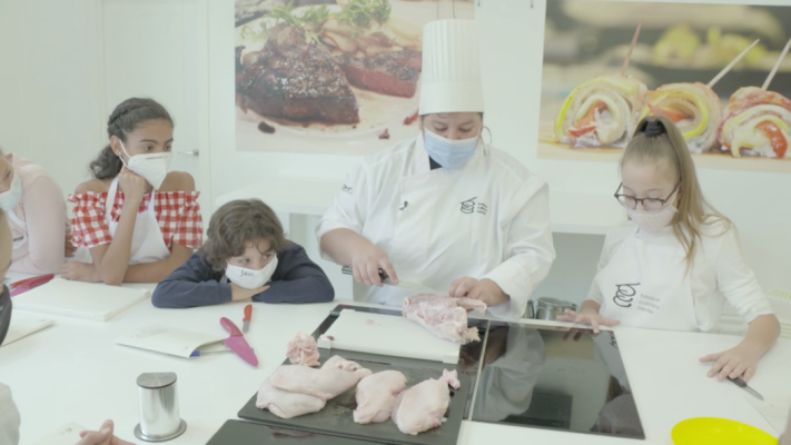 MasterChef Junior - Los aspirantes aprenden a despiezar pollo