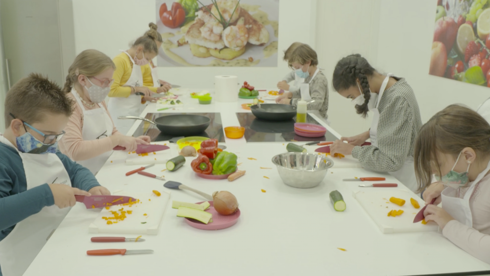 Los aspirantes aprenden los cortes principales de cocina | Ver