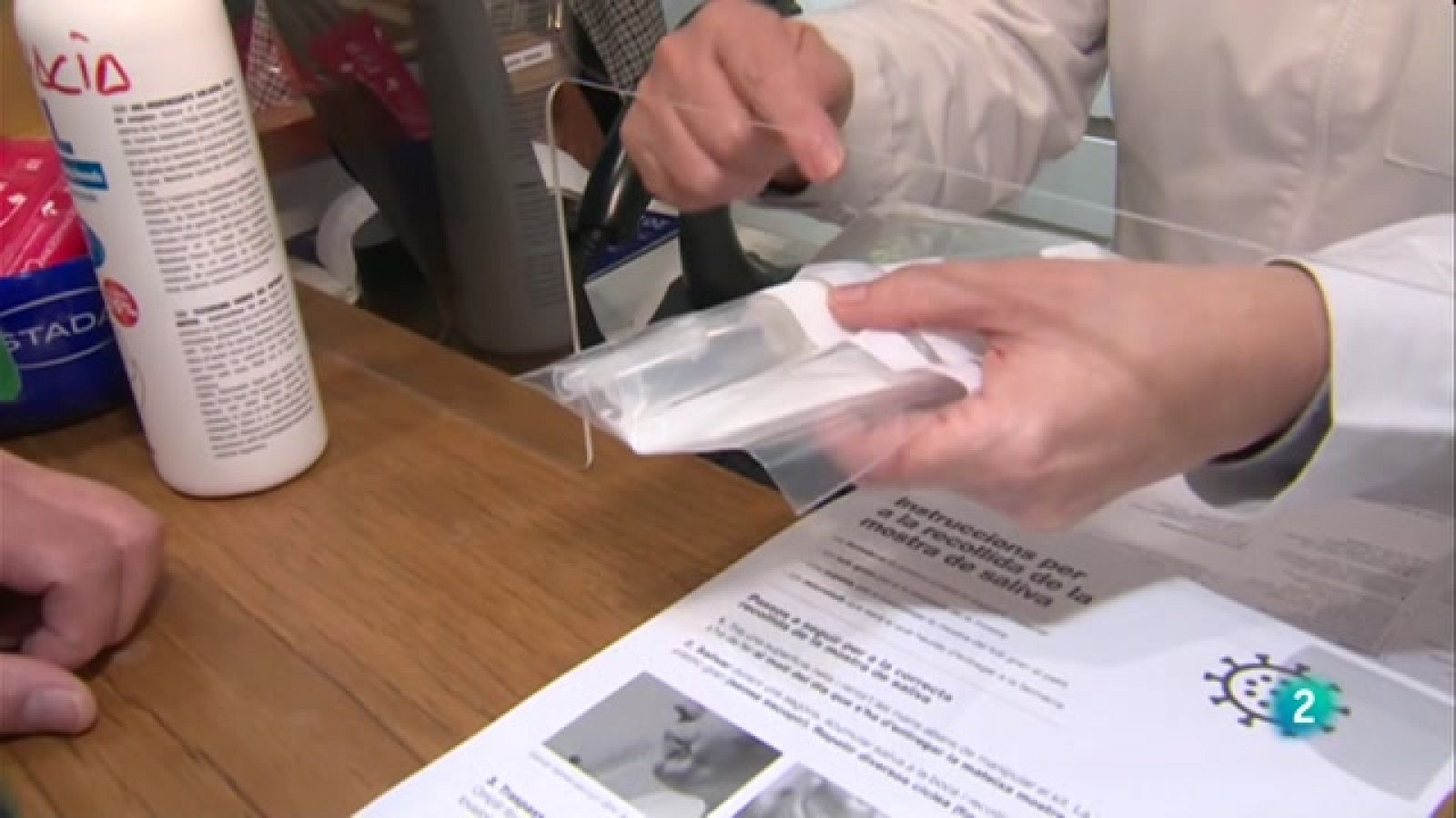 Farmàcies oferint els kits d'automostra