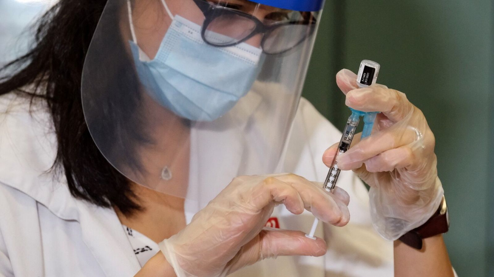 Las reaciones a la vacuna de Pfizer son "muy habituales"