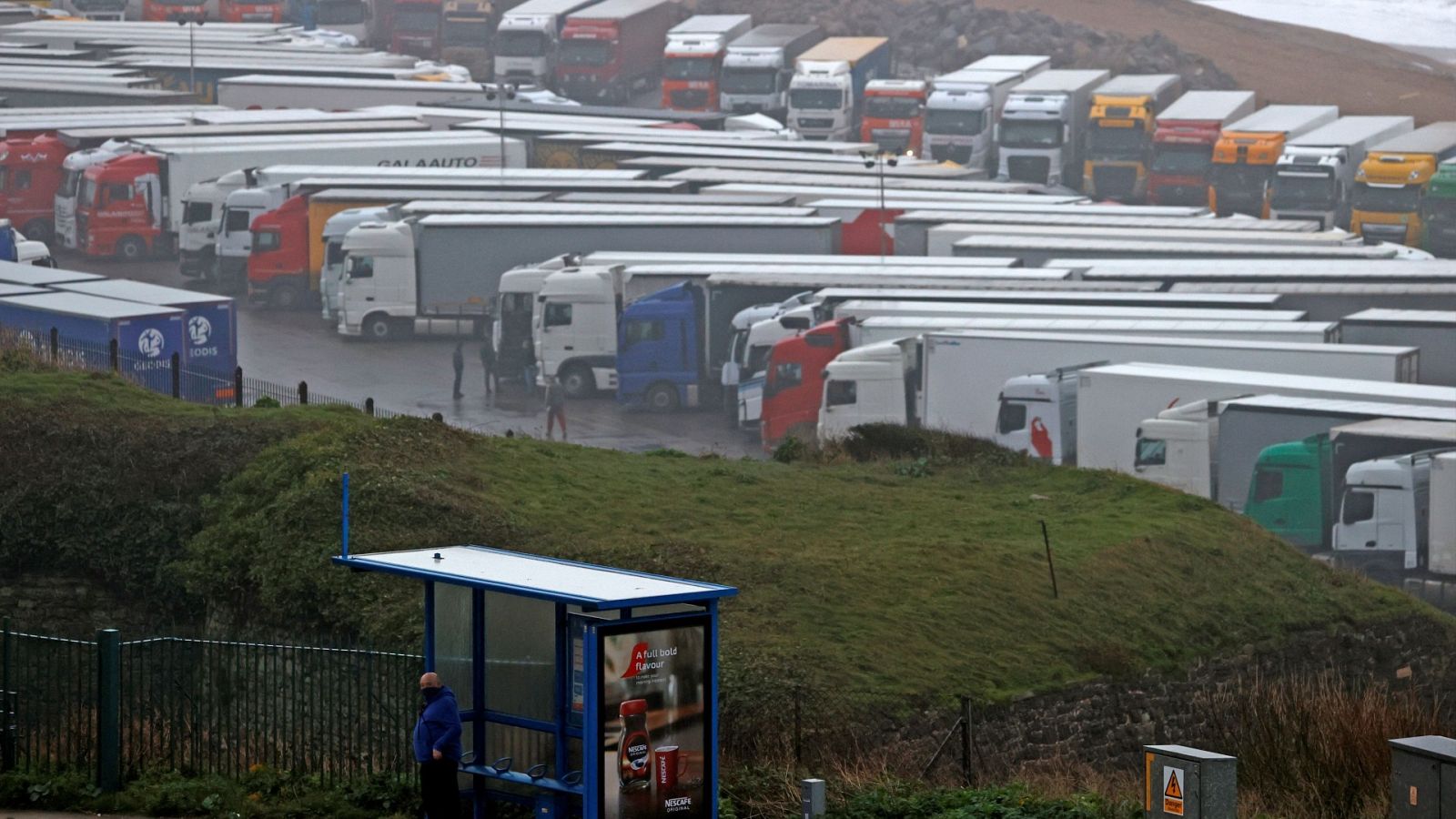 Miles de camiones atrapados en Inglaterra