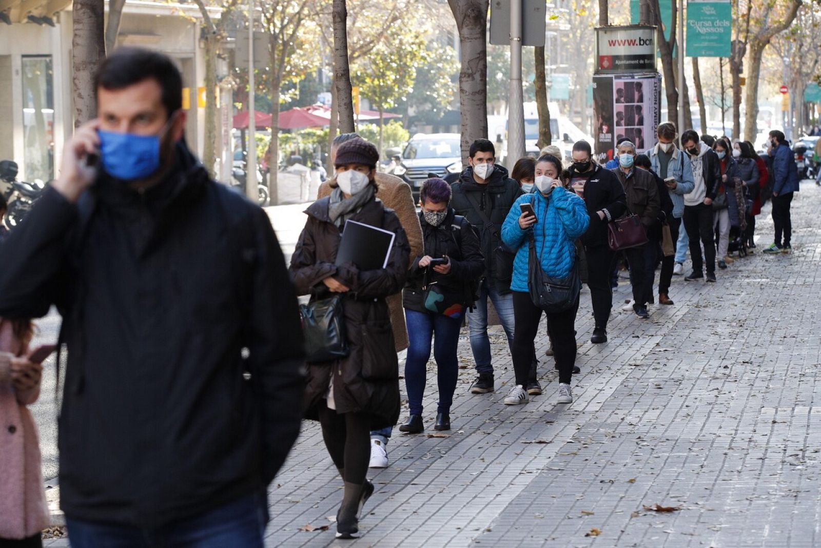 Coronavirus - Colas de cuatro horas para hacerse la PCR