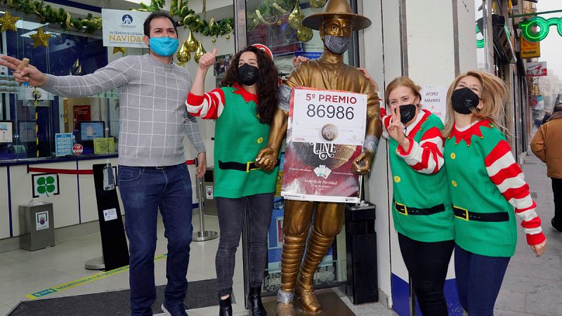 El primer quinto premio de la Lotería de Navidad, el 86.986, cae muy repartido