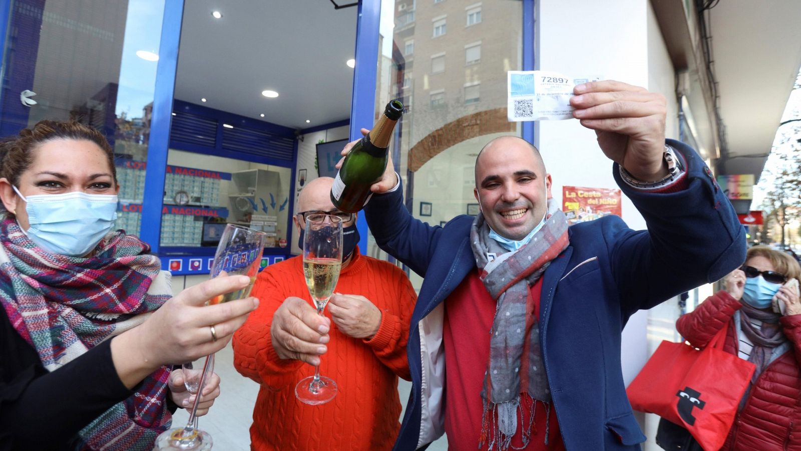 "Los Manolos" reparten 6 millones del Gordo en Salamanca. Así lo han celebrado 