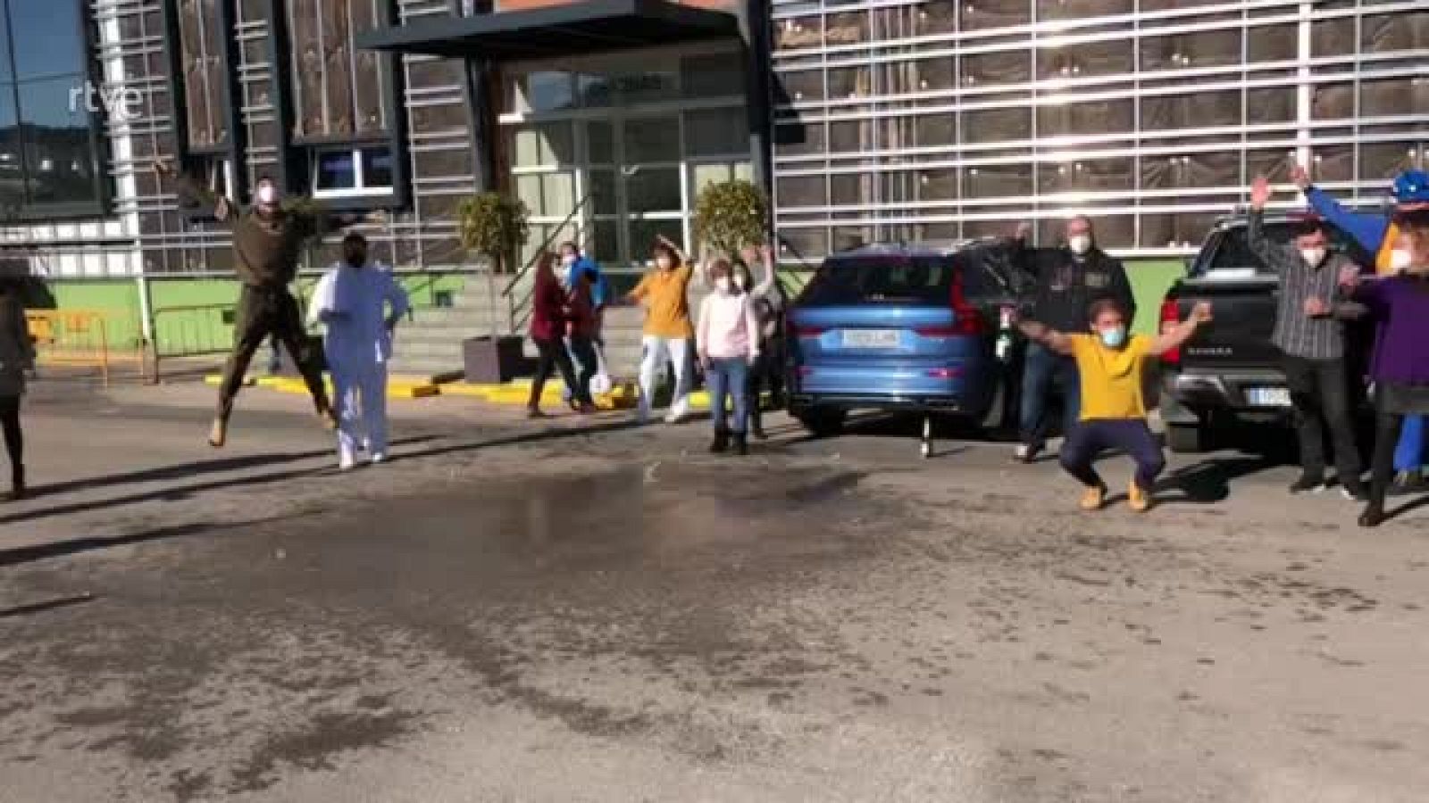 Los trabajadores de una empresa cárnica de Cuenca celebran el tercer premio de la Lotería de Navidad